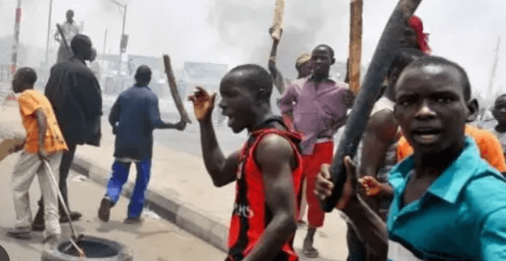Hoodlums attack, burn Imo monarch, kills five others