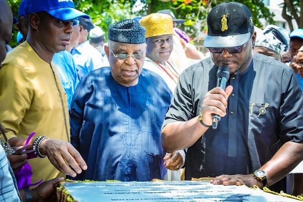 Monarch, stakeholders praise Olasoju over rebuilding of Aswani road