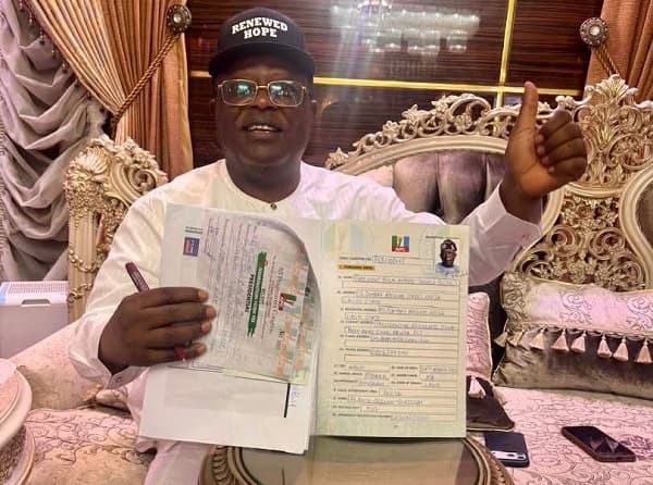 Umahi signs Tinubu’s nomination form, backs continuity agenda