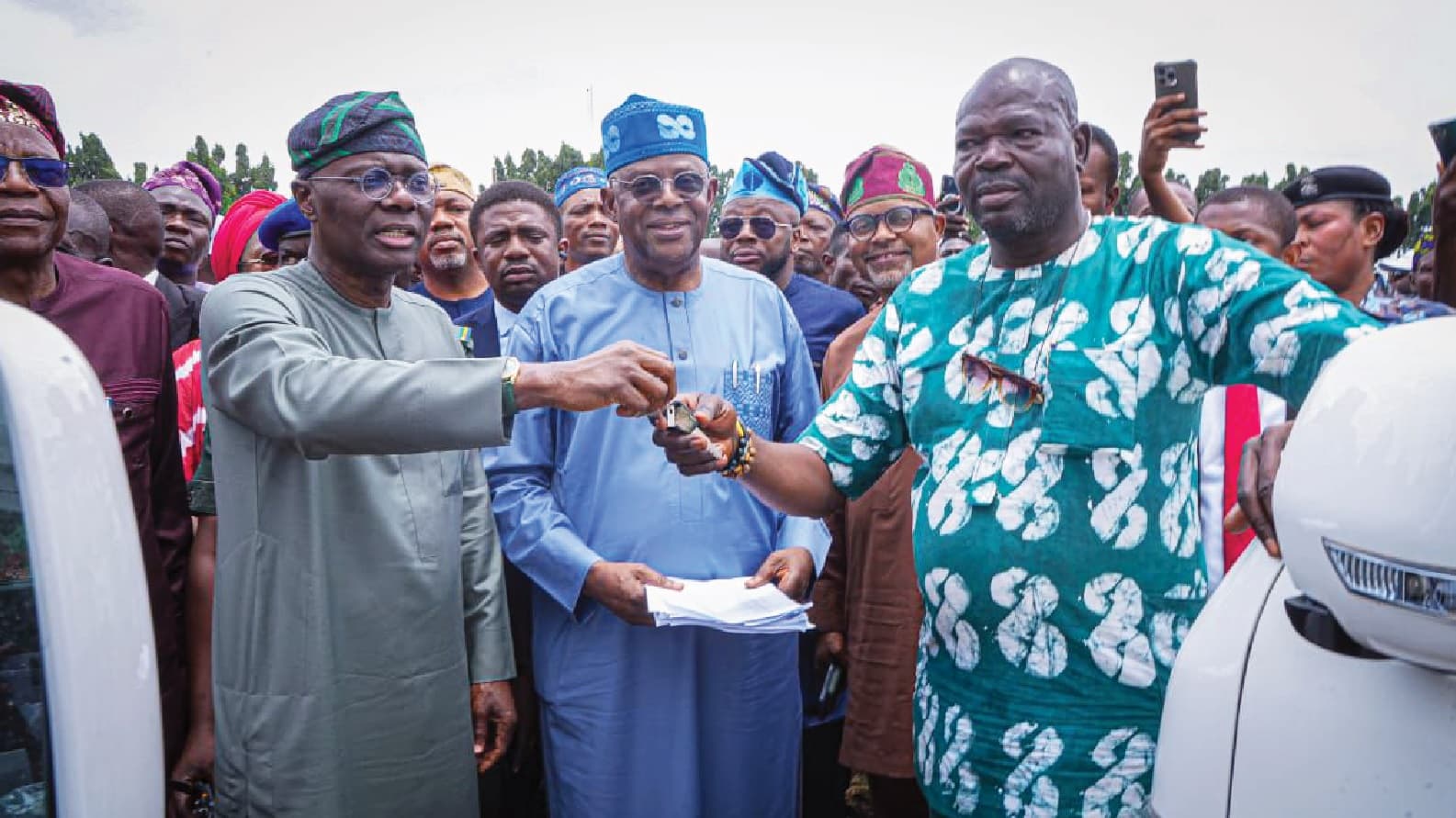 Sanwo-Olu presents 100 official cars to enhance directors’ productivity